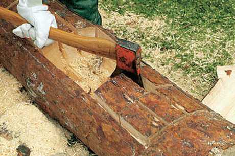 Dřevěné špalíky vylomte sekerou